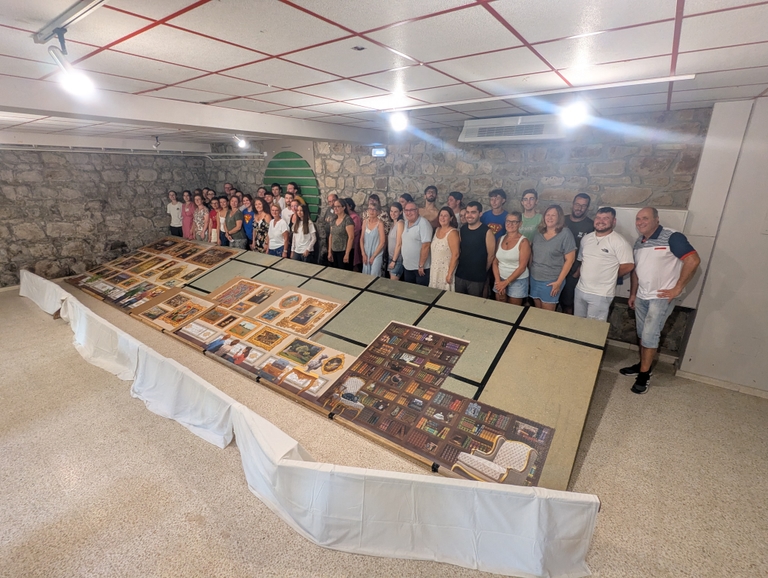 Seconde photo de groupe des participants, dimanche en fin de journée, le puzzle nettement plus avancé