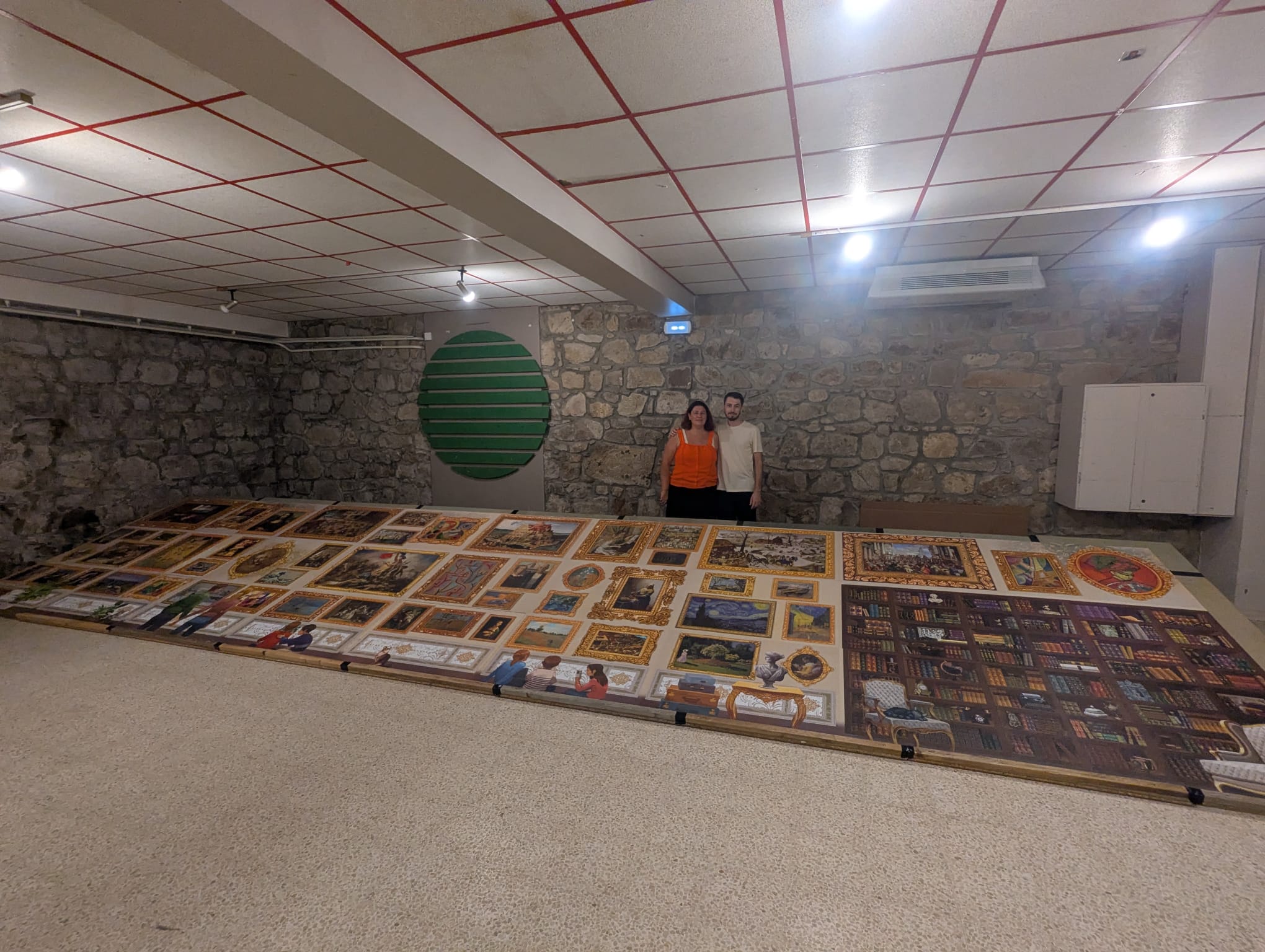 Le puzzle de 54 000 pièces terminé, exposé sur toute la longueur de la salle des fêtes de Bessey